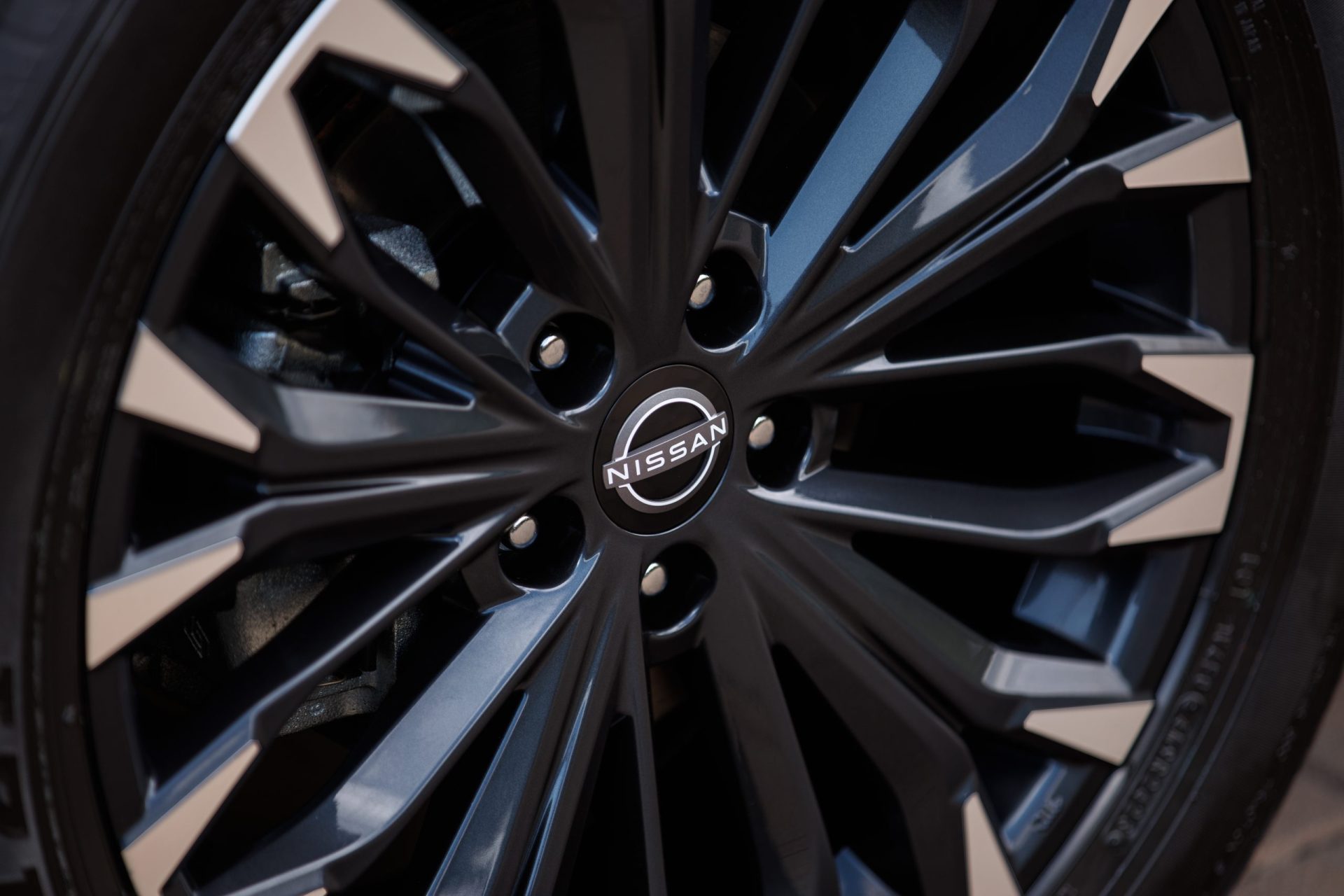nissan-shawinigan-rogue-2025-detail-de-la-jante