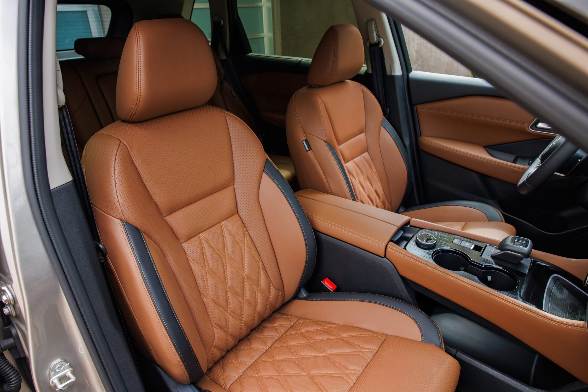 nissan-shawinigan-rogue-2025-detail-des-places-avant