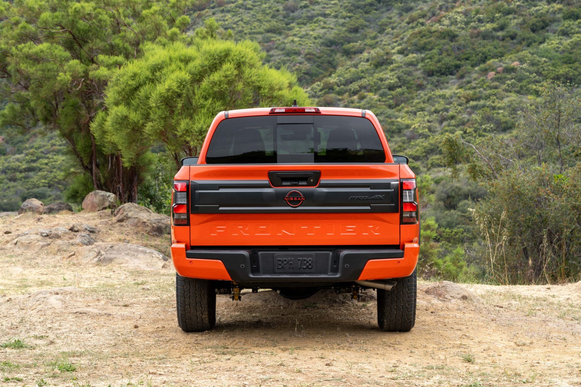 Nissan Frontier 2025 vue arrière et stationné sur l'herbe en pleine campagne
