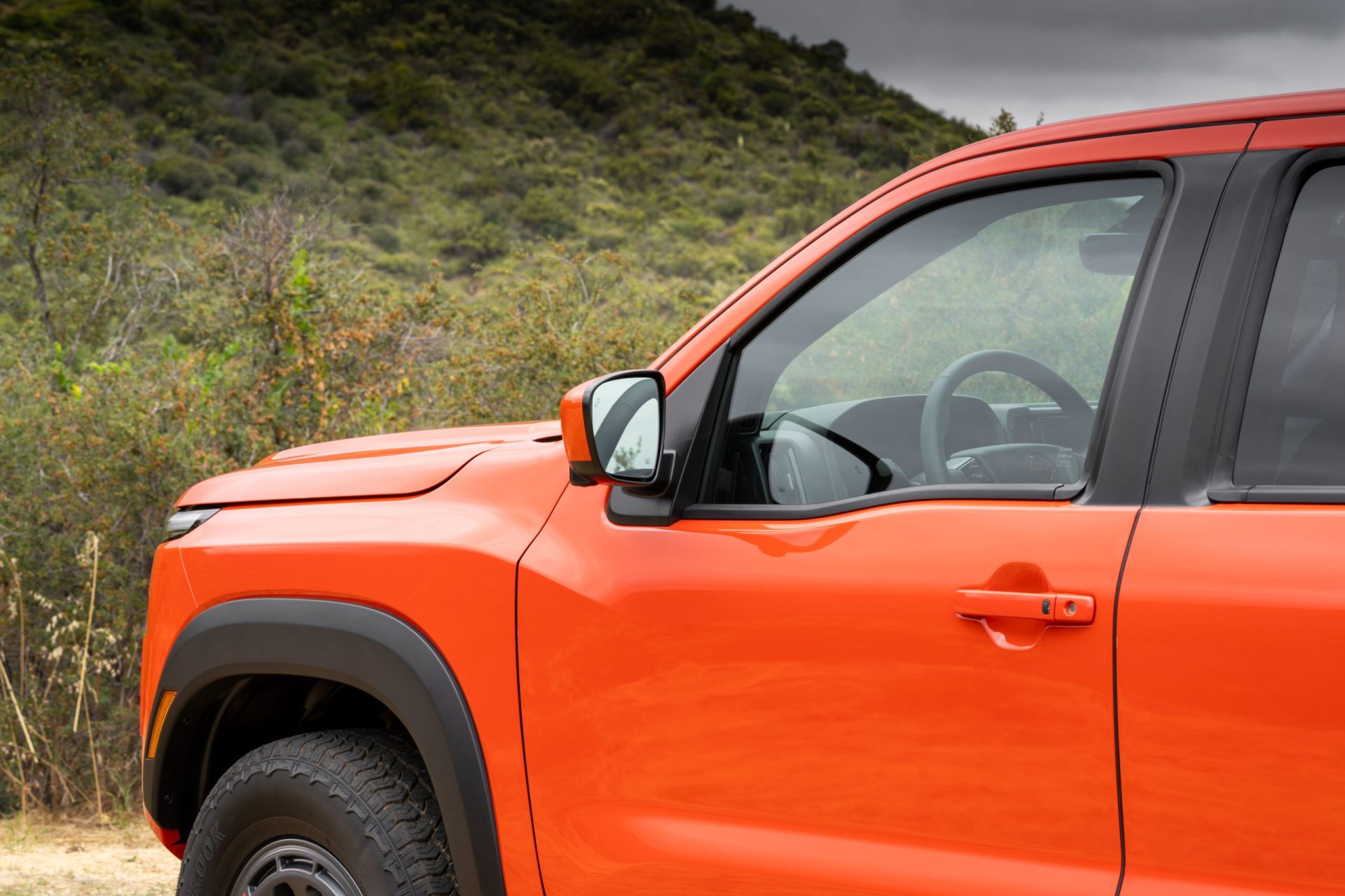 Vue latérale avant du Nissan Frontier 2025